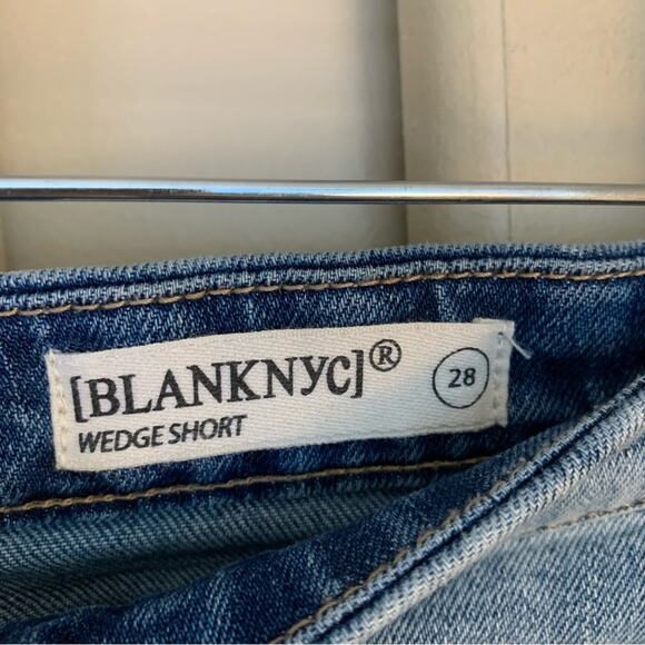 Blank NYC Wedge Shorts Distressed Denim Cutoff Shorts women’s Size 28 - Picture 9 of 11